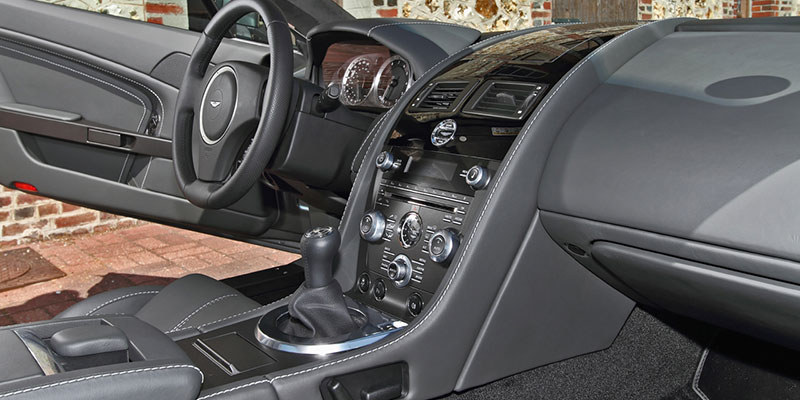 interieur aston martin v8 vantage