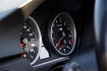 Montre compteur de vitesse Porsche 911 250 km/h boitier noir / fond noir /  chiffres blancs