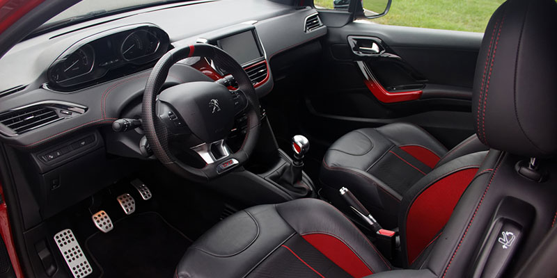 interieur peugeot 208 gti