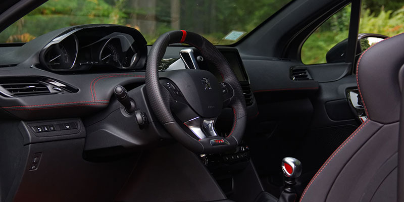 intérieur peugeot 208 gti by peugeot sport