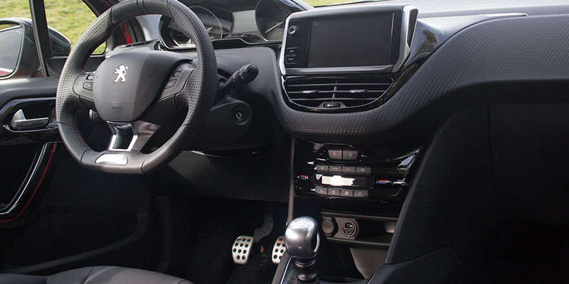 intérieur peugeot 208 gt line
