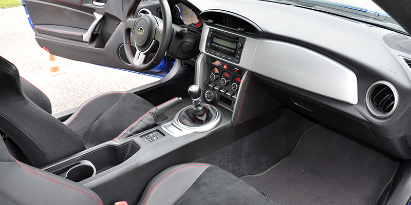 interieur subaru brz