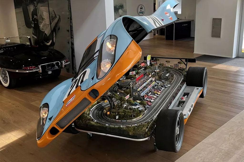 Cette réplique de Porsche 917 cache... un circuit miniature !