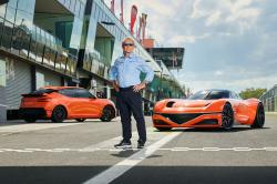 Jacky Ickx au volant des concepts Genesis Magma en Australie